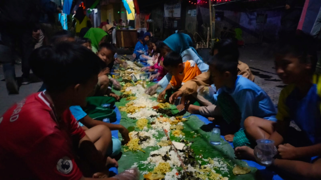 Warga Tasikmalaya Rayakan Hari Kemerdekaan ke-78 dengan Makan Liwet Bersama Sepanjang 700 Meter