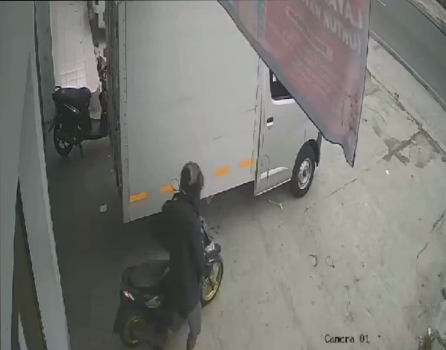 Polisi Tasikmalaya Buru Dua Pelaku Pencuri Motor Kurir Jasa Ekspedisi yang saat Beraksi Terekam CCTV