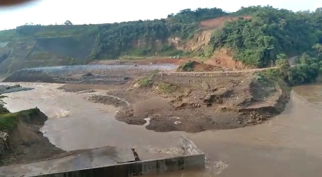 Tanggul Inlet Terowongan Proyek Strategis Nasional Bendungan Leuwikeris Jebol, Belasan Alat Berat Terendam