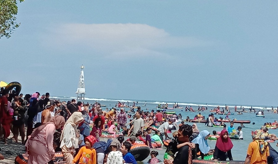 Masih Jadi Primadona, Sehari Lebih dari 2.000 Wisatawan Kunjungi Pantai Sindangkerta