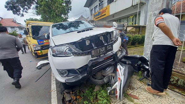 Detik-Detik 7 Kendaraan Tabrakan Beruntun di Jalan RE Martadinata Tasikmalaya, Anak Kecil Tergeletak di Jalan