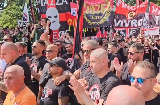 Curva Sud AC Milan untuk Ledek Penggemar Inter Milan: Idiot dari Utara yang Tidak Lagi Bernyanyi