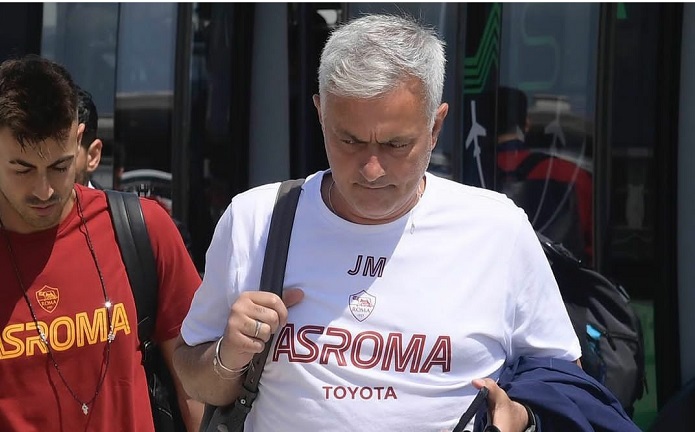 Jose Mourinho: Tanpa Smalling dan Ibanez, AS Roma Lemah dalam Bola Mati