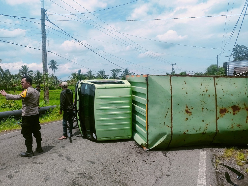 Gegara Pecah Ban, Mobil Box Muatan Air Mineral Terguling di Jalan Manonjaya Tasik