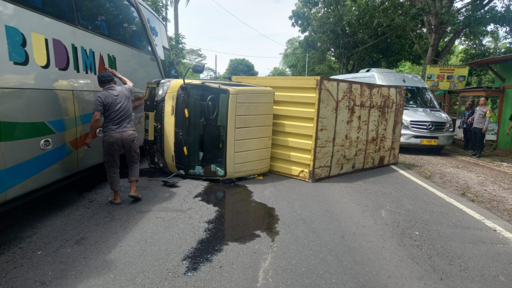 Ban Belakang Meledak, Truk Box Terguling di Jalan Raya Jamanis-Ciawi  