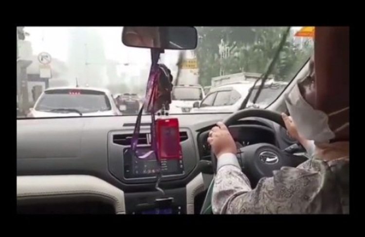 Istri Perwira Polisi Jadi Driver Taksi Online: Pengakuannya Bikin Haru