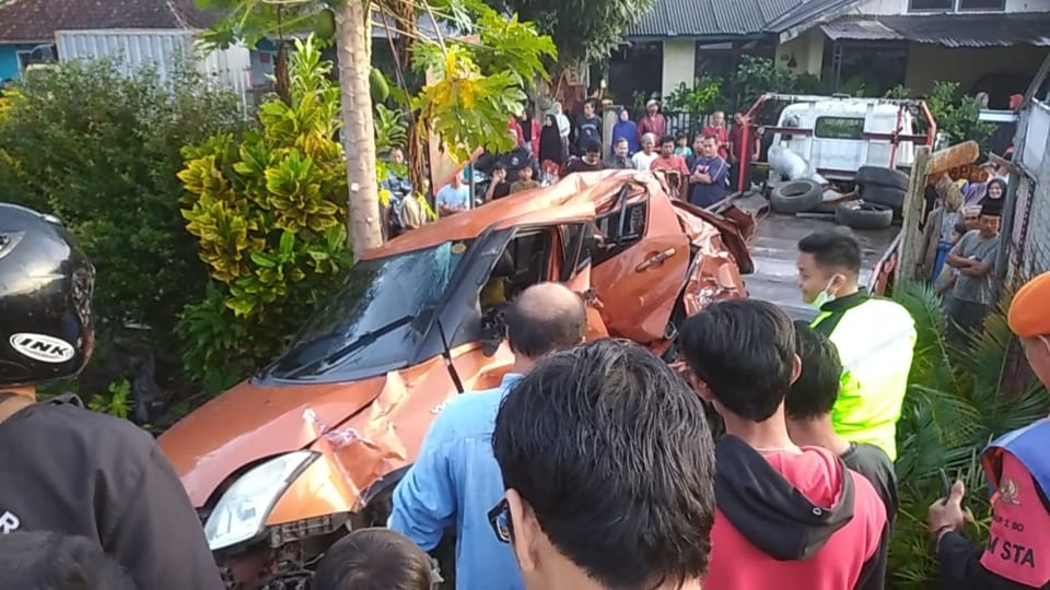 BREAKING NEWS: 1 Meninggal, Mobil Tertabrak KA di  Perlintasan Tanpa Palang Pintu Leuwidahu Tasikmalaya
