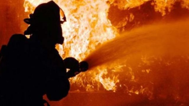 MALAM INI, Depo Pertamina Plumpang Terbakar, Warga Sekitar Kebakaran Mengungsi, Pemadaman Api Terus Dilakukan