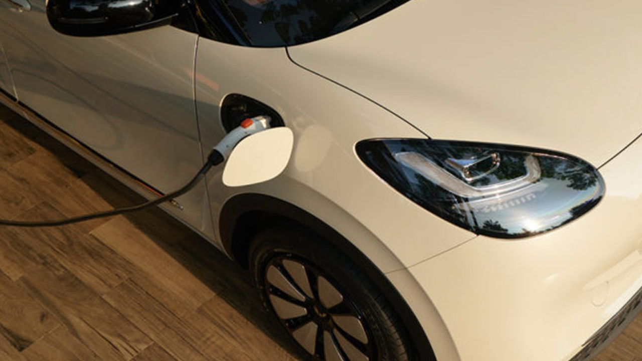 Waktu yang Tepat Isi Ulang Baterai Mobil dengan Fast Charging? Hindari 4 Kondisi Ini!