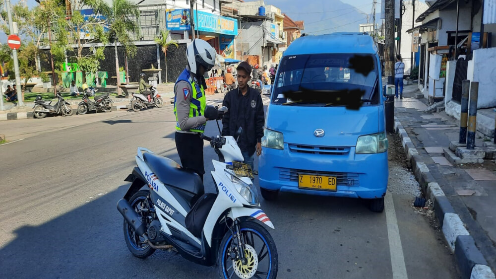 Sering Berhenti di Sembarang Tempat, Angkutan Umum Kabupaten Garut Ditertibkan Polisi