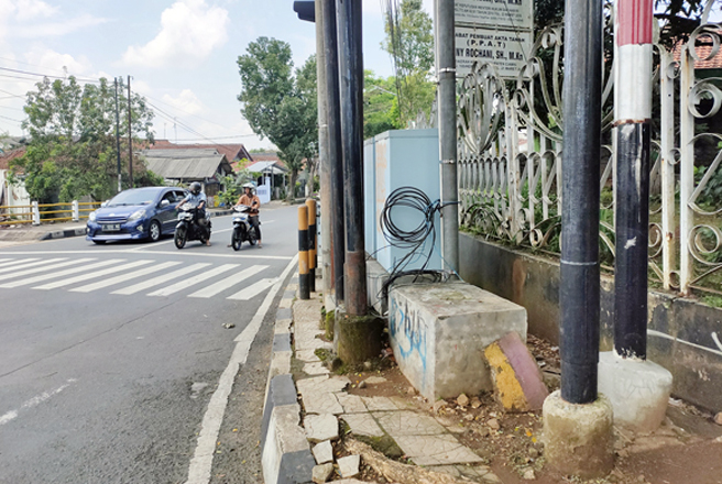 Ganggu Pejalan Kaki, DPR Minta Tiang di Tengah Trotoar Dirapikan