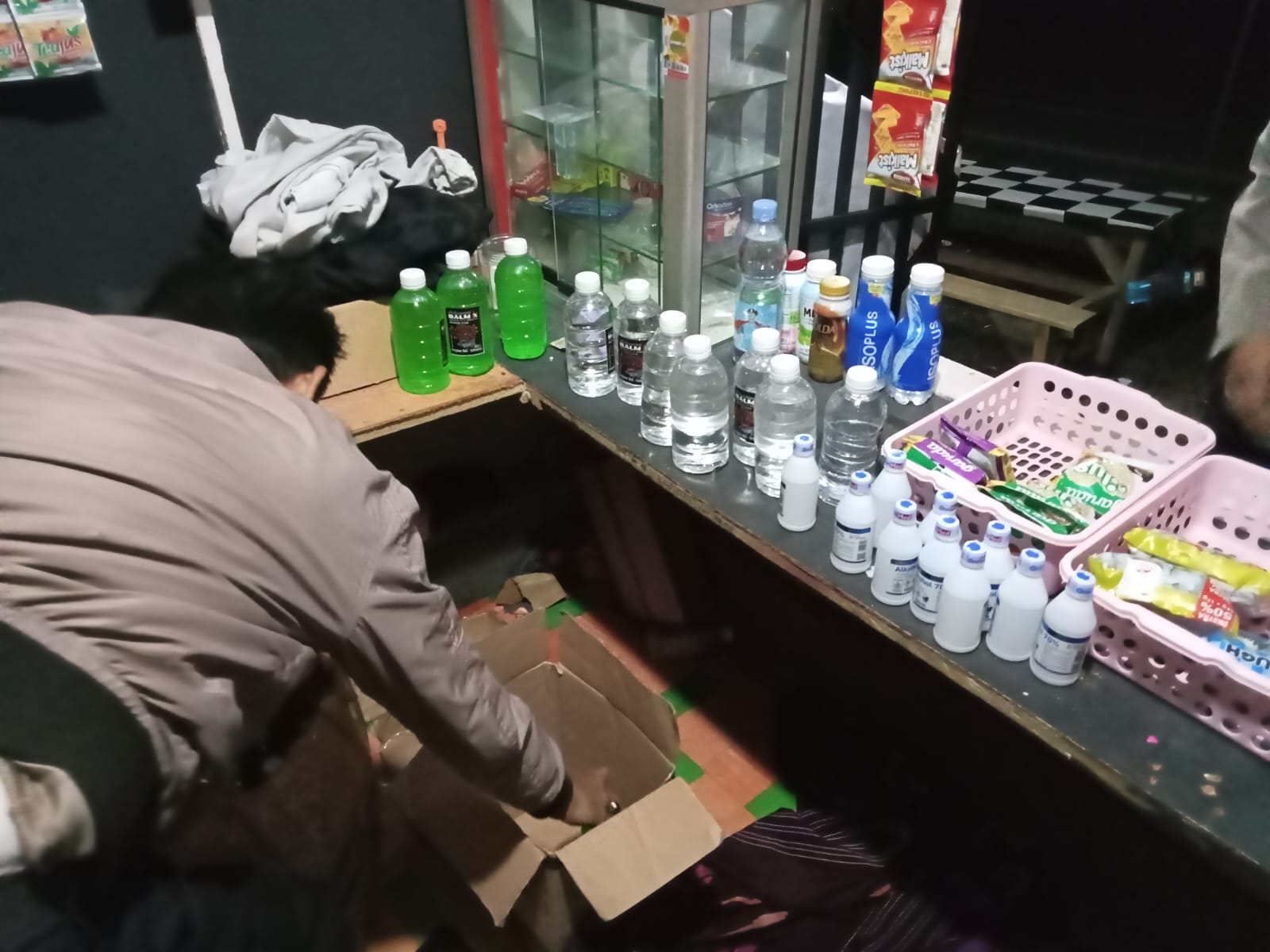 Polres Tasikmalaya Kota Razia Miras, Puluhan Botol Arak Bali Disita di Cisayong  