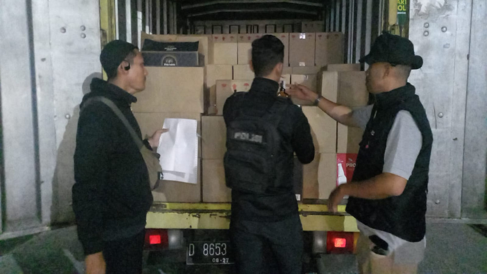 Ribuan Botol Miras Gagal Beredar di Kota Tasikmalaya, Polisi Sergap Mobil Boks