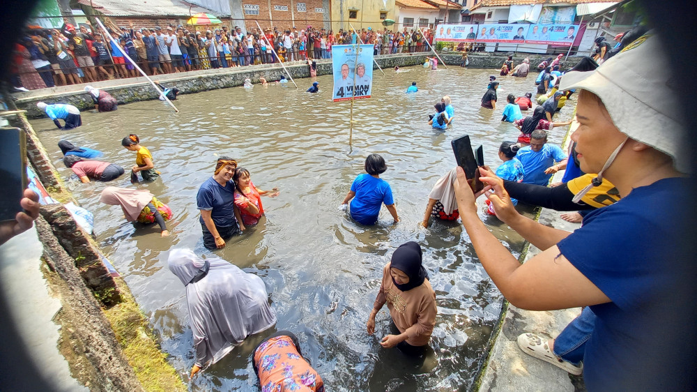 Politik Riang Gembira Viman-Diky: Ngobeng Bareng dan Aksi Seni Peran yang Bikin Heboh