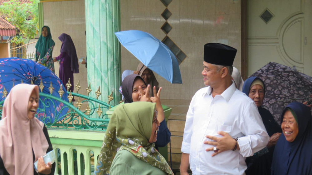 Emak-Emak Karanganyar Sambut Hangat Bacalkada Kota Tasikmalaya Muslim, Bagikan Minyak Goreng Gratis