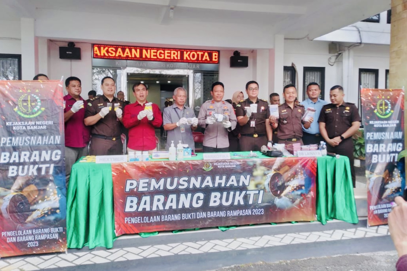 Kejaksaan Negeri Kota Banjar Musnahkan 41 Barang Bukti Kejahatan