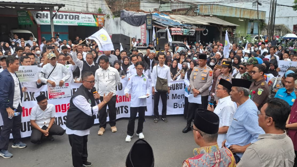 Status Tak Jelas dengan Gaji Rp300 Ribu per Bulan, Guru Madrasah Kota Tasikmalaya Geruduk DPRD
