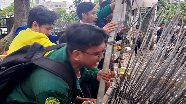 Mahasiswa Merangsek Masuk ke Istana Jebol Barikade Kawat Berduri