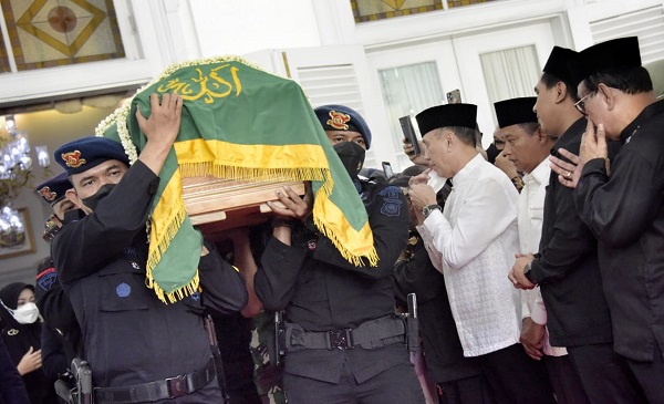 Masyarakat dan Ratusan Pelajar Iringi Jenazah Eril Menuju Permakaman Keluarga