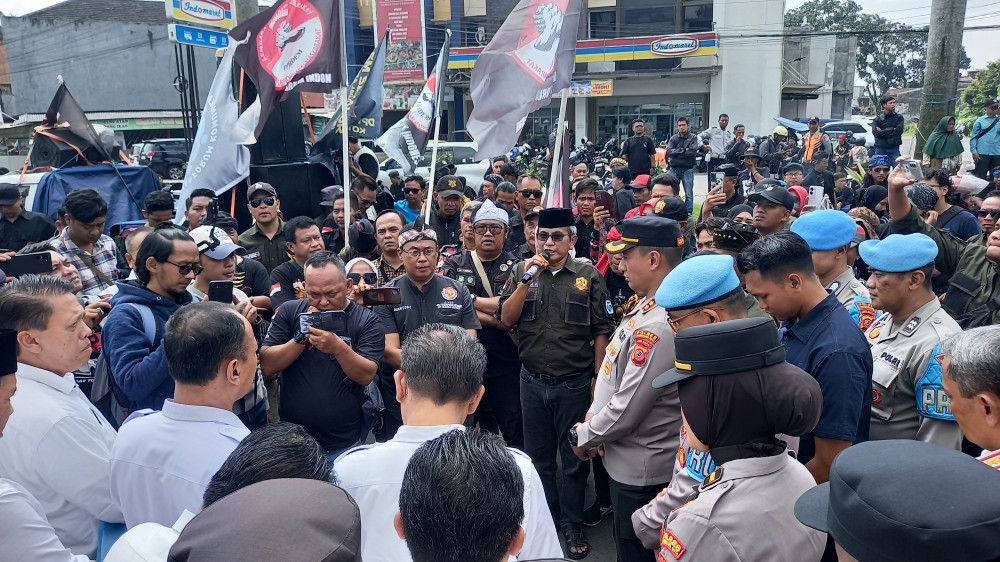 Suara Seniman dan Ormas Menggema di Pintu Masuk Bale Kota Tasikmalaya