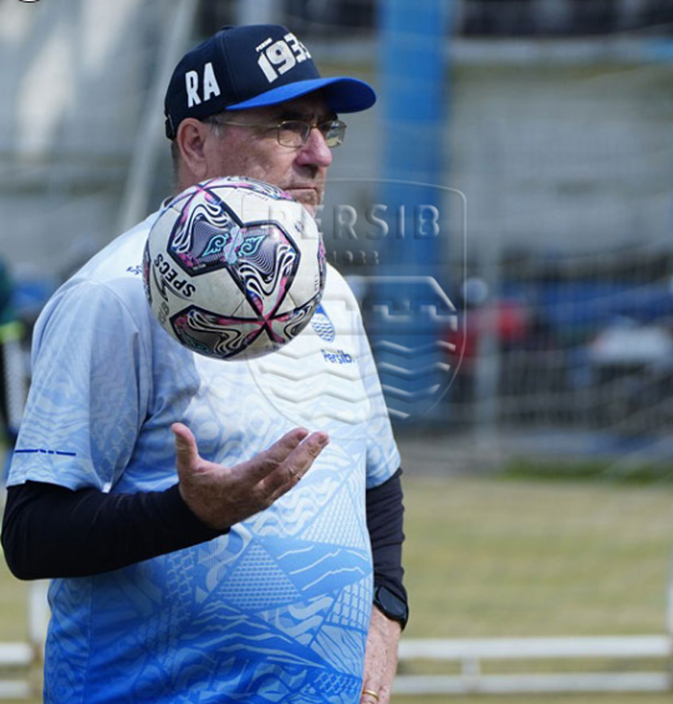 Persib Bertekad Bangkit di Samarinda, Robert Sebut Laga Liverpool vs City, Kenapa?