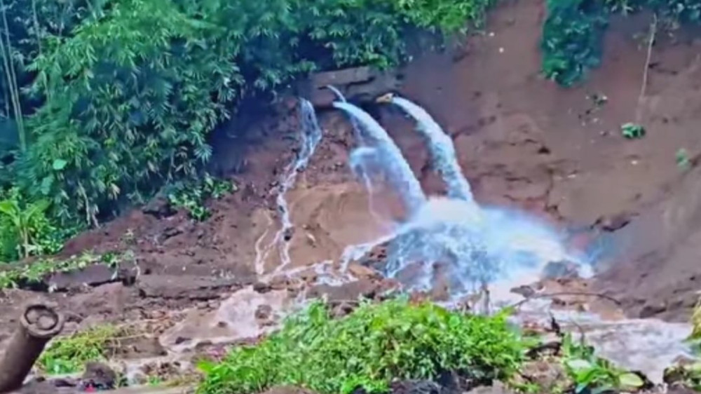 Pipa Transmisi Tirta Sukapura Putus Terbawa Longsor, Pasokan Air Bersih di Tasikmalaya Terganggu