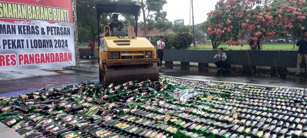 3.085 Botol Miras Ilegal di Kabupaten Pangandaran hasil Operasi Pekat Lodaya 2024 Dimusnahkan 