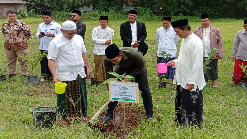 Hari Santri Nasional: Danone Indonesia dan SEP Tanam 5.000 Pohon, Cetak Pesantren Jadi Pusat Ekonomi