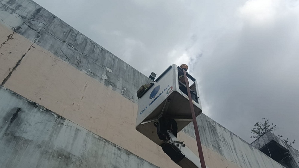 Terpaksa Jebol Dinding Mengeluarkan Asap Pekat dari Gedung Matahari Tasikmalaya