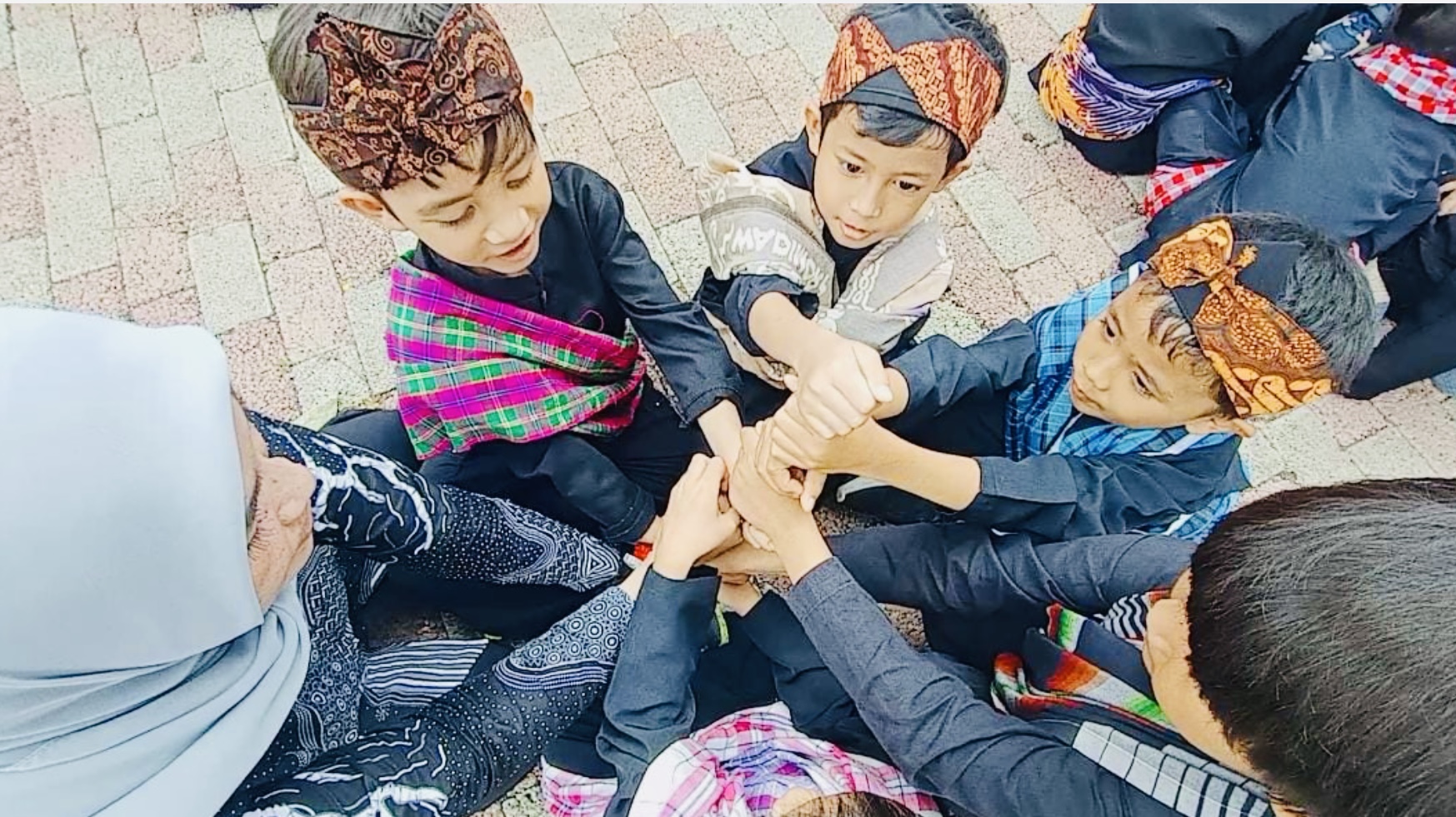 Lestarikan Budaya Sunda, Anak-Anak TK Alphabet Mainkan Kaulinan Tradisional di Situ Gede