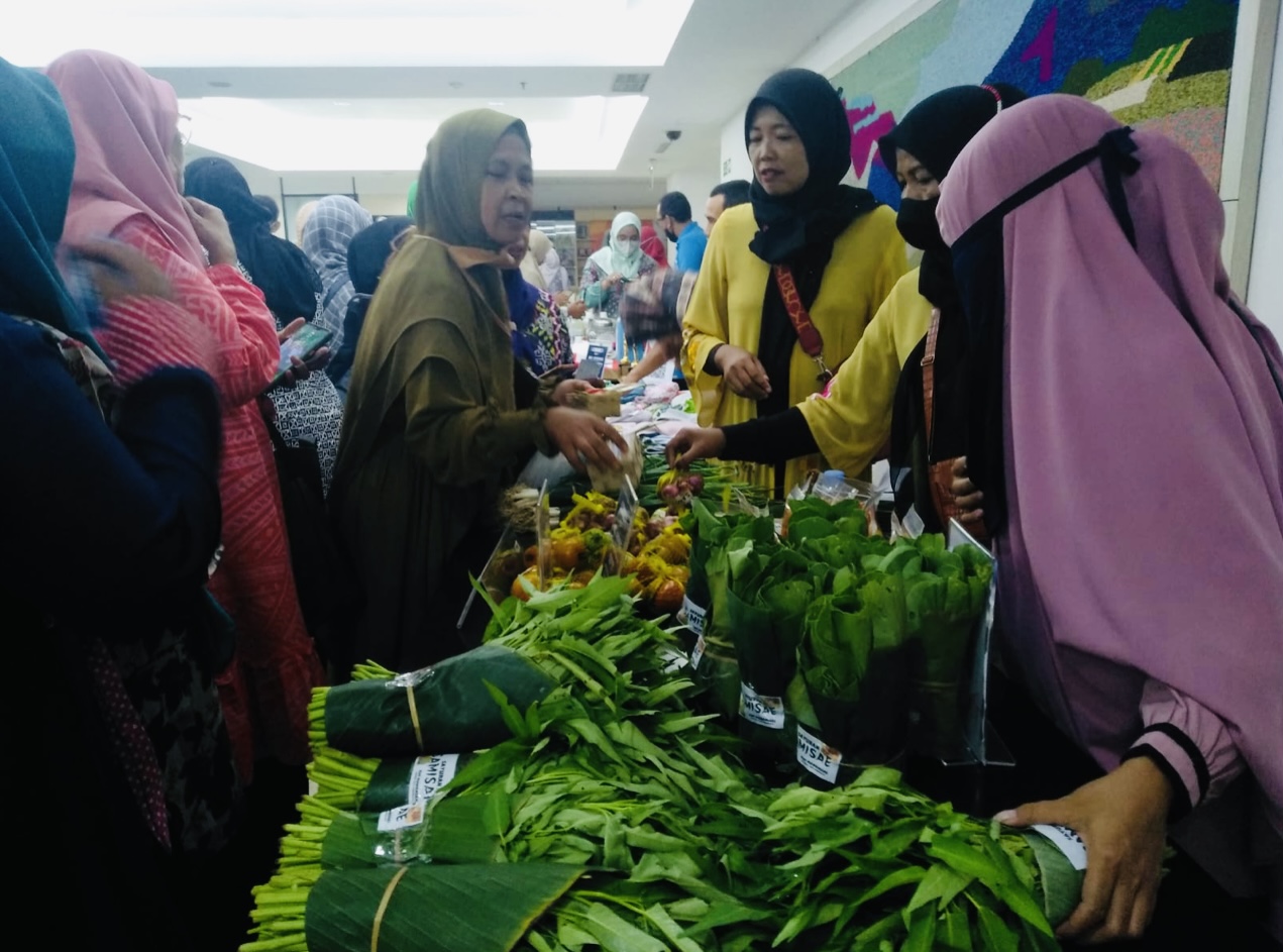 Kantor Bank Indonesia Tasikmalaya Mendadak Ramai Jadi “Pasar”, Ibu-Ibu Belanja Murah Pakai QRIS