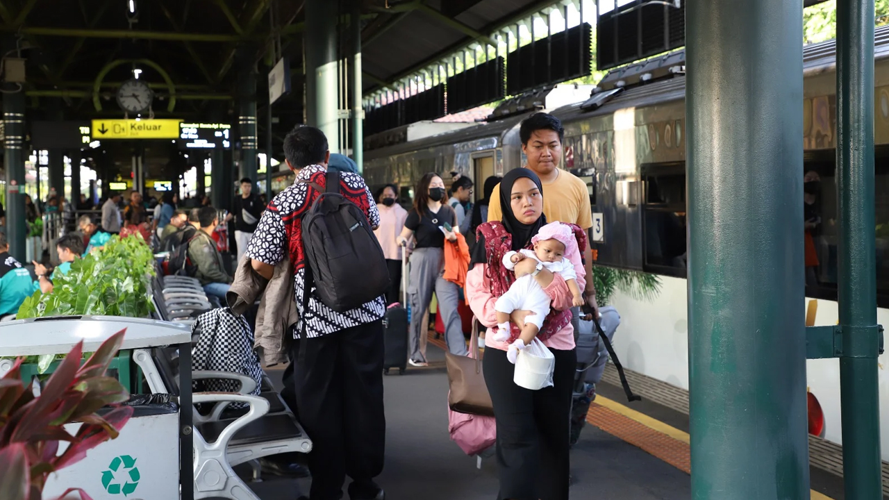 Daftar Kereta Api Tambahan dari Gambir dan Pasar Senen Periode Nataru 2024-2025