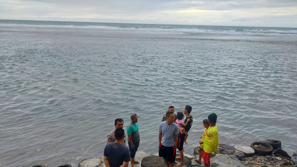 Balita Tasikmalaya Tenggelam di Pantai Sindangkerta Cipatujah, Tewas Setelah Ditinggal Berfoto