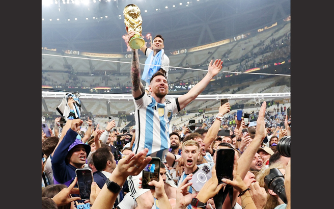 Ada Ada Aja, Antonio Cassano Rayakan kemenangan Lionel Messi dengan Nyemplung ke Kolam Malam Hari