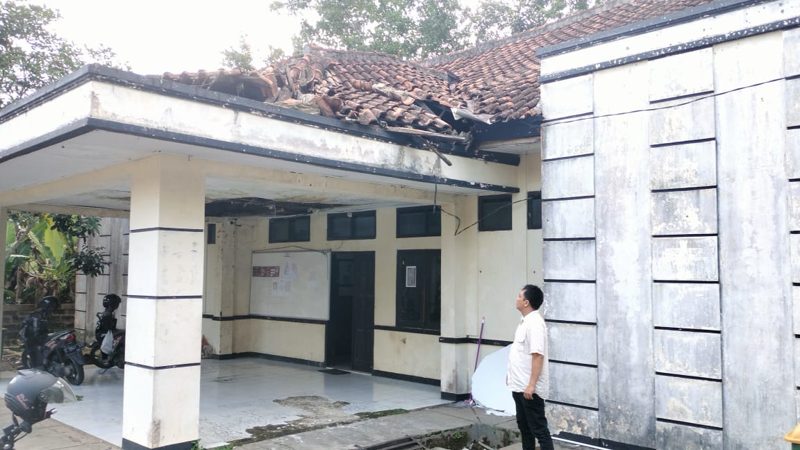 Mengkhawatirkan! Kantor Kelurahan di Kota Tasikmalaya Mirip Bangunan Diguncang Gempa