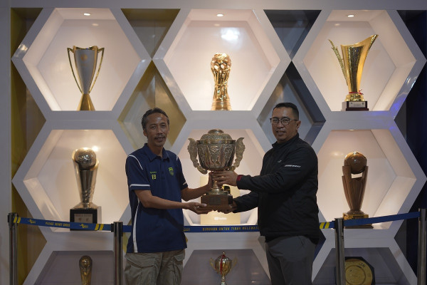Membanggakan, Persib Dapat 2 Trofi yang Bersanding dengan Piala ISL 2014 
