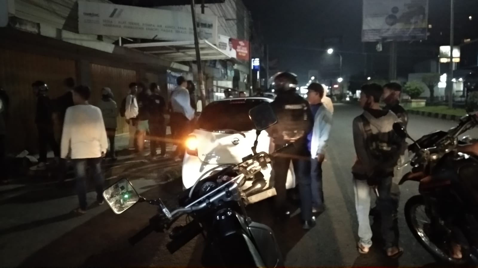 Diduga Mabuk saat Naik Motor, Pemuda Tabrak Seorang Tukang Parkir di Jalan HZ Mustofa