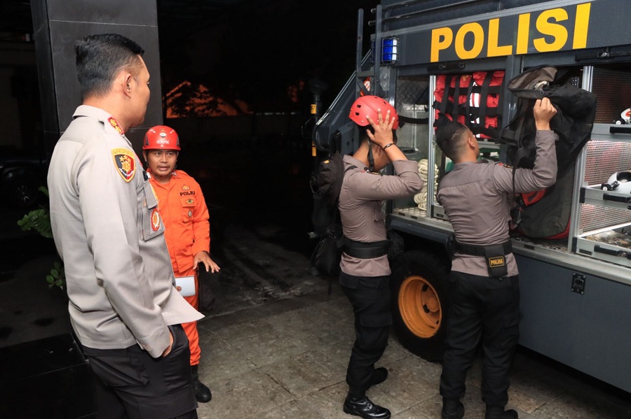 Tim SAR Sat Samapta dan 1 Ton Beras untuk Korban Gempa Cianjur 