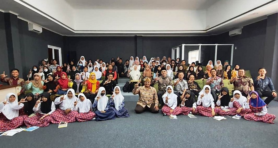 Ruang Baca Komunitas Luncurkan Buku Hari-hari Puisi dan Anugrahi 7 Tokoh Peduli Literasi Kota Banjar