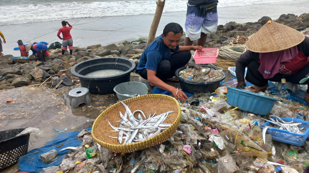 Nelayan Pangandaran Kian Tertekan, Jala Penuh Sampah Plastik Bikin Hasil Tangkapan Menurun