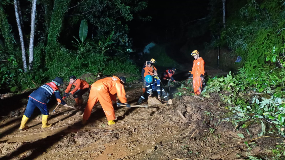 Jalur Manonjaya-Salopa Kabupaten Tasikmalaya Sempat Tertutup Total Diterjang Bencana Longsor