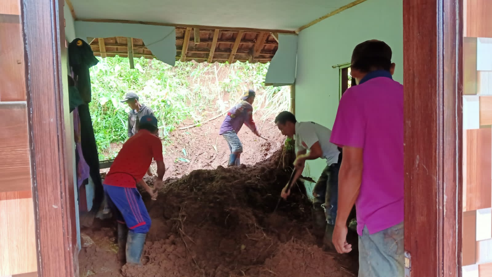 Bencana Alam Datang Lagi, Material Longsor Menimpa Rumah Warga Kabupaten Ciamis