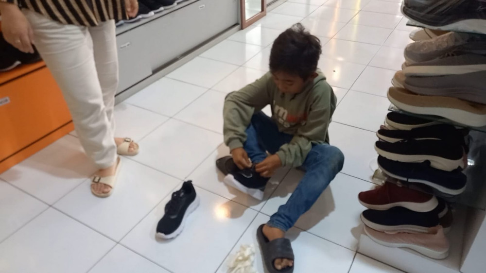Sepatu Baru dan Senyuman Gilang, Anak Yatim Tasikmalaya yang Dapat Hadiah dari Squad Hijrah Parkir Manaku