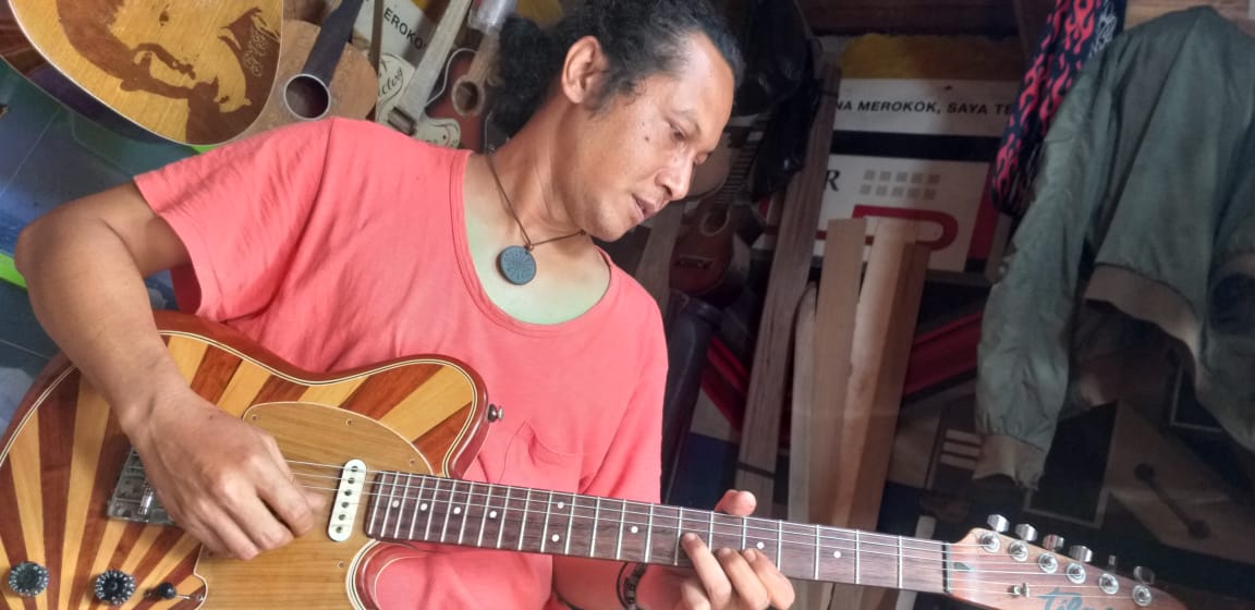 Dari Gitar Buatannya, Kisah Heri Meeng yang Hampa tanpa Regenerasi (2)