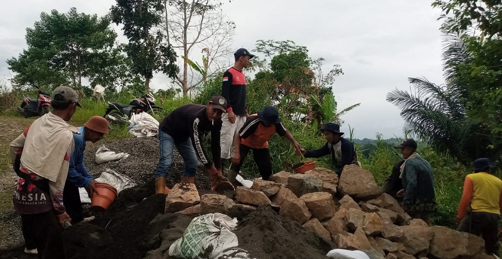 Tak Mau Gagal Tanam Akibat Sawah Kekeringan, Warga Desa Padawaras Swadaya Perbaiki Saluran Irigasi Jebol