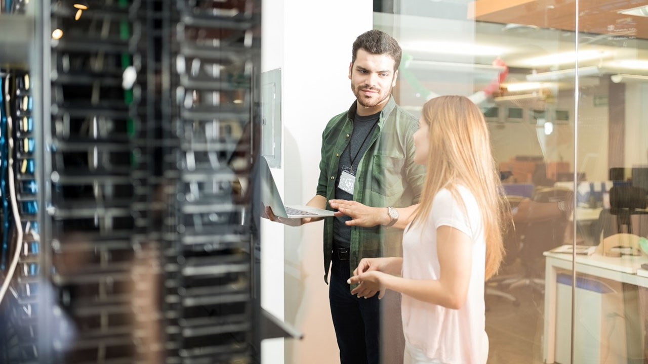 Ruang Server Kantor Sesuai Standar IT? Ini Cara Membangunnya Agar Operasional Tetap Aman
