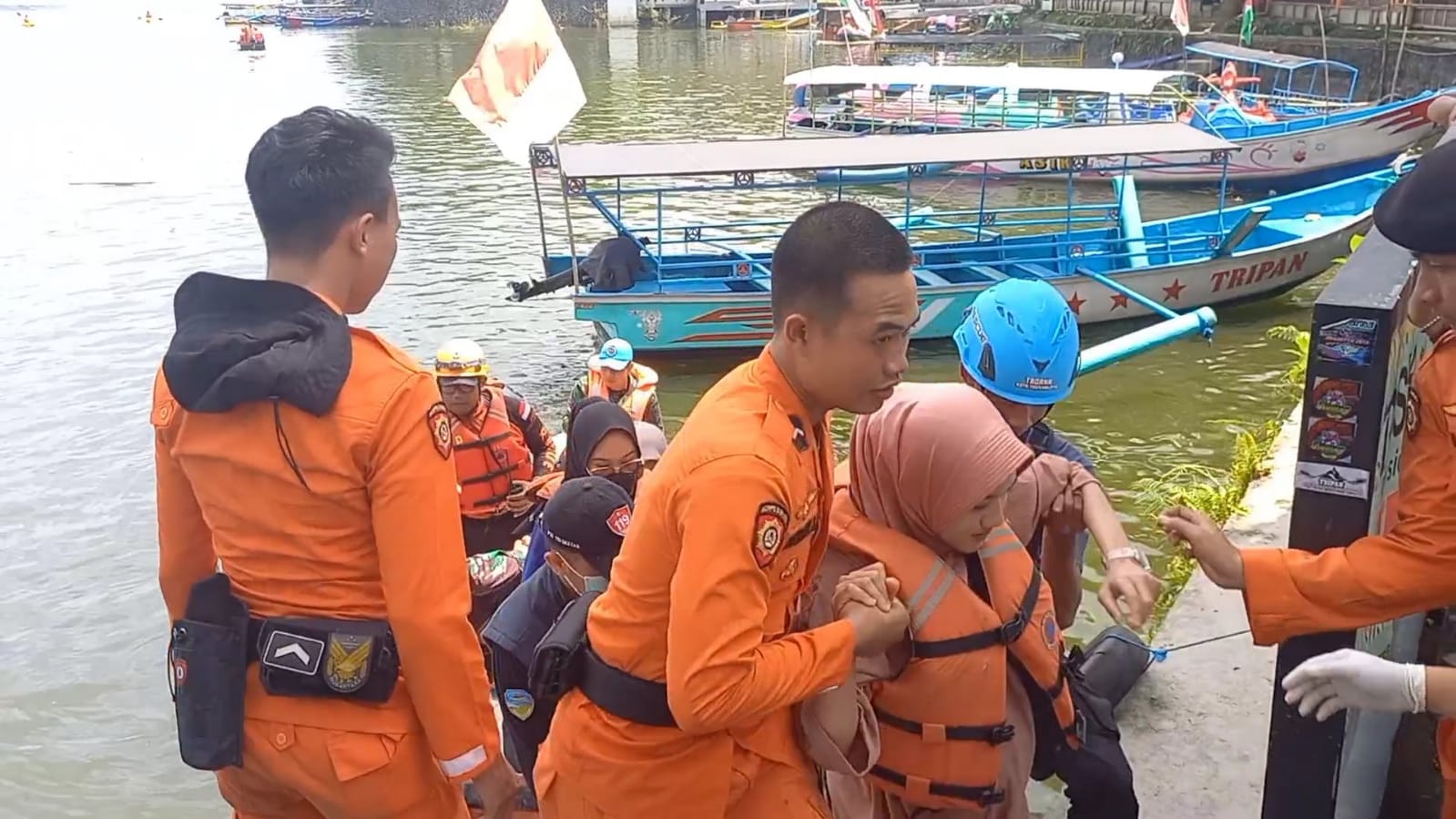 Polisi di Kota Tasikmalaya Bersama Tim Gabungan Simulasi Penanganan Banjir