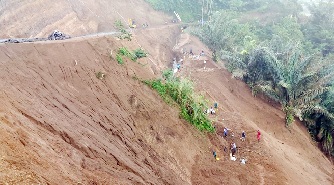 Dampak Pelebaran Jalan Cigalontang: Warga Inisiatif Membersihkan Sendiri Saluran Air yang Tertutup Tanah