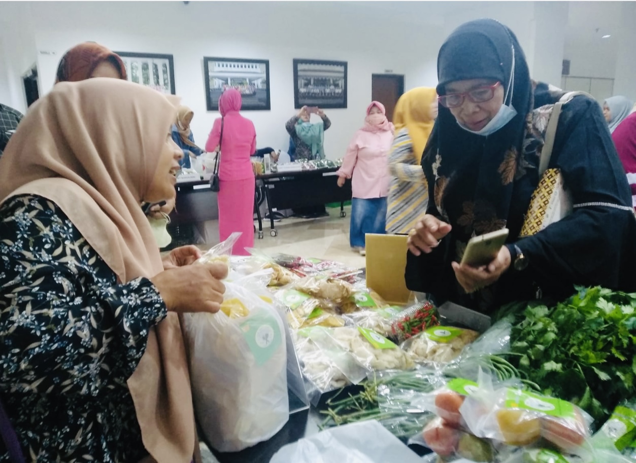 Ibu-Ibu Belanja Murah Pakai QRIS, Kantor Bank Indonesia Tasikmalaya Mendadak Jadi “Pasar”