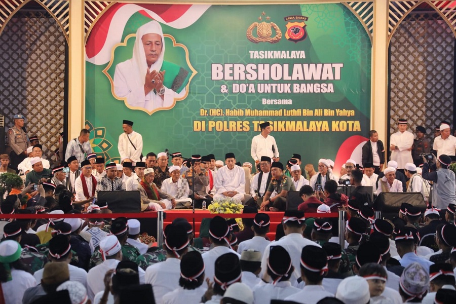Habib Luthfi Terharu Saat Pimpin Doa Bersama Bertajuk Tasikmalaya Bersholawat untuk Indonesia